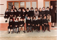 Foto di classe con Ambra Cecchi davanti alla scuola elementare di Paperino
