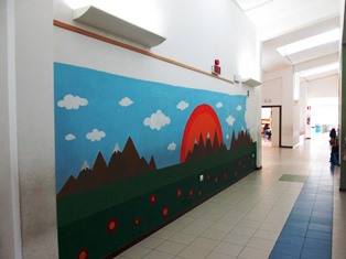 parete corridoio con paesaggio dipinto