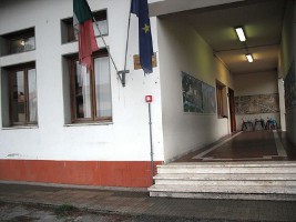 fotografia dell'ingresso della scuola primaria Ambra Cecchi