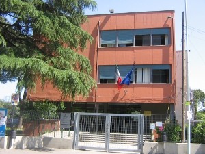 fotografia dell'ingresso della scuola secondaria Ivana Marcocci