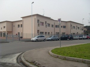la facciata principale della scuola primaria Laura Poli